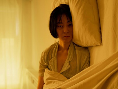 Mulher deprimida. O trauma de esconder sua identidade, de vivenciar o peso da solidão masculina e de conviver com a rigidez das normas de gênero afetou profundamente sua saúde mental