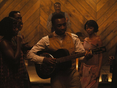 El blues, considerado en su época como "la música del diablo", es presentado aquí como un canal de liberación y de invocación espiritual