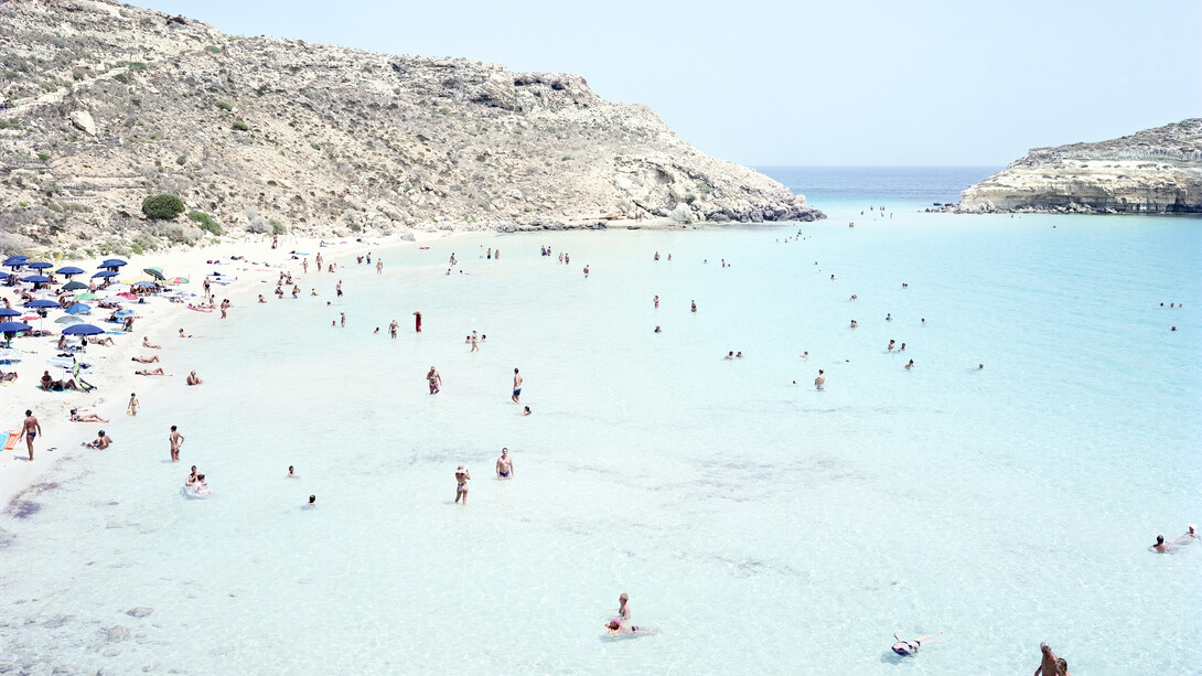 Massimo Vitali, Lampedusa, 2012, chromogenic print on Diasec, 185.4 x 236.2 cm, courtesy the artist and Ronchini Gallery