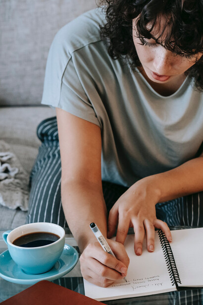 Estudante de moda sonha em viajar o mundo e decide aprender italiano