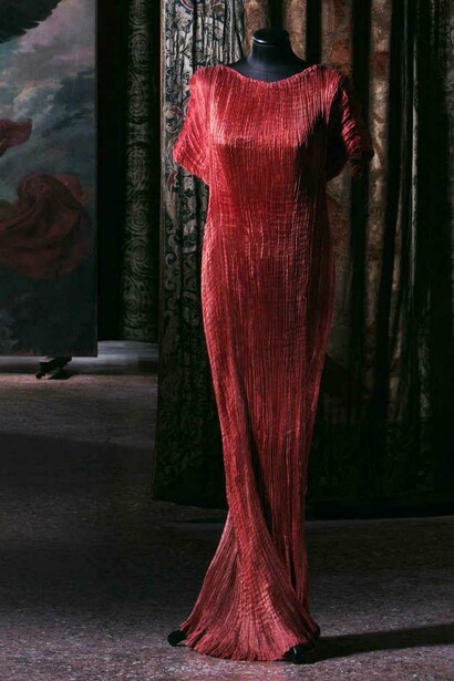 Abito Delphos, un tubolare di seta il cui corpo è modellato da un’ossessiva esecuzione di piccole pieghe che a ventaglio si aprono sulle curve del corpo femminile a rivelarne l’attitudine e il volume