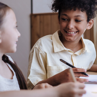 Ainda hoje é difícil entender que a transformação não é unicamente escolar e sim nos diversos espaços políticos, culturais e sociais