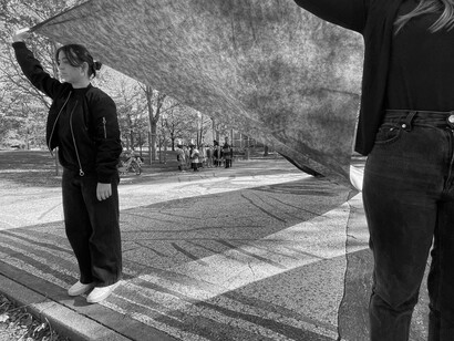 Rito funebre, Opera in nero realizzata l'8 novembre per la Biennale di Mosaico 2023, Ravenna, Italia (foto di Sara Maioli)