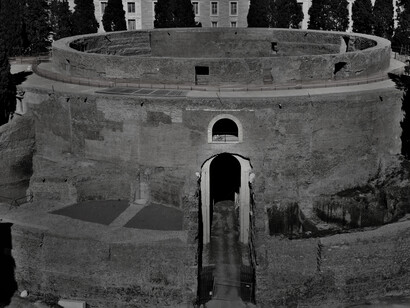 Descollaba entre las colinas cercanas y ampliaba su visibilidad desde una lejana perspectiva