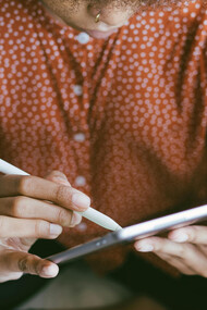 Professora estuda em tablet sobre os recursos das inteligências artificiais para aprimorar aulas. Entenda como os prompts do ChatGPT podem aprimorar as atividades educacionais