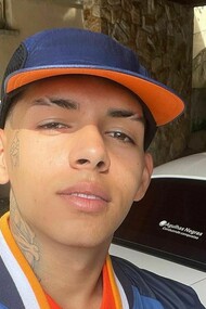 MC Rick em imagem promocional. É possível associar o esporte e a AD, refletindo sobre significação do futebol dentro da arte, música e literatura por meio de estruturação de um discurso. A arte transmite carrega uma série de valores, símbolos, que podem ser enquadradas como Ideologia