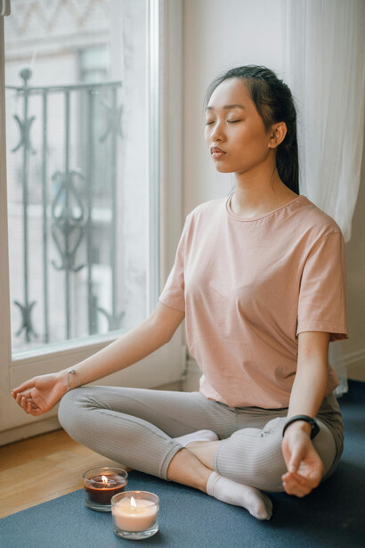 Mujer meditando