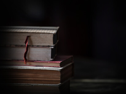 Pila de libros gruesos. El libro como representación de la educación y la sabiduría universal