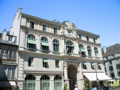 Façade de l’Hôtel de Ville de Pau, installé dans l’ancien palais des Pyrénées, au cœur du centre historique de la ville