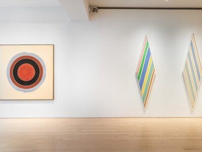 Kenneth Noland, Centennial exhibition, exhibition view. Courtesy of Yares Art