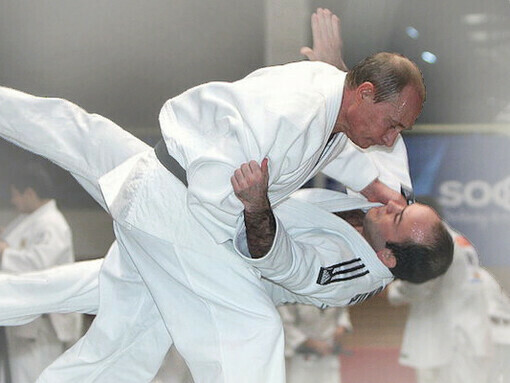 Vladimir Putin praticando judo, la sua disciplina di combattimento preferita