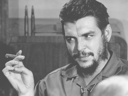 Partidario de extender la lucha armada por todo el tercer mundo, el Che Guevara impulsó la instalación de «focos» guerrilleros en varios países de América Latina