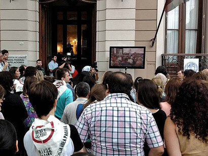 Groupes et mouvements réunis devant le Tribunal fédéral de Paraná, attendant le verdict du procès pour crimes contre l'humanité "Zone Paraná" en décembre 2015, Entre Ríos, Argentine, 23 décembre 2015. Photo par Berna Gaitán Otarán