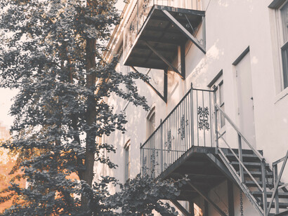 La siguiente puerta era singular. Dentro vivía un hombre que se vestía de sevillana y bailaba en las fiestas del pueblo