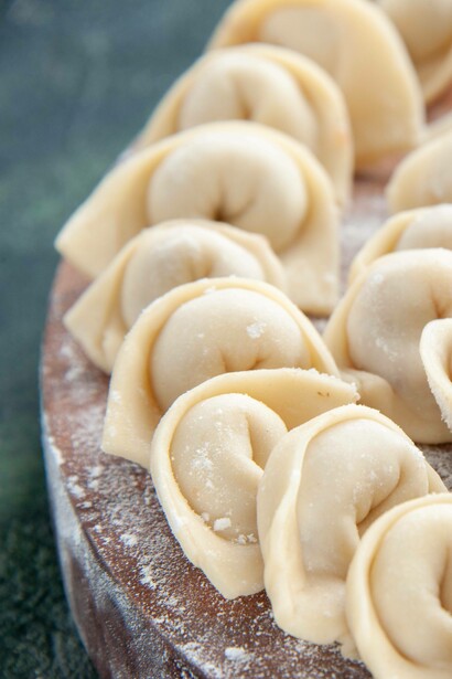 Primo piano di tortellini bolognesi