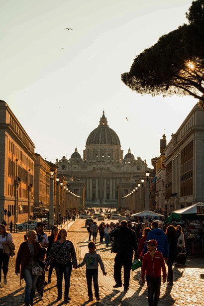 Turistas de todo o mundo visitam a cidade-estado do Vaticano, Itália