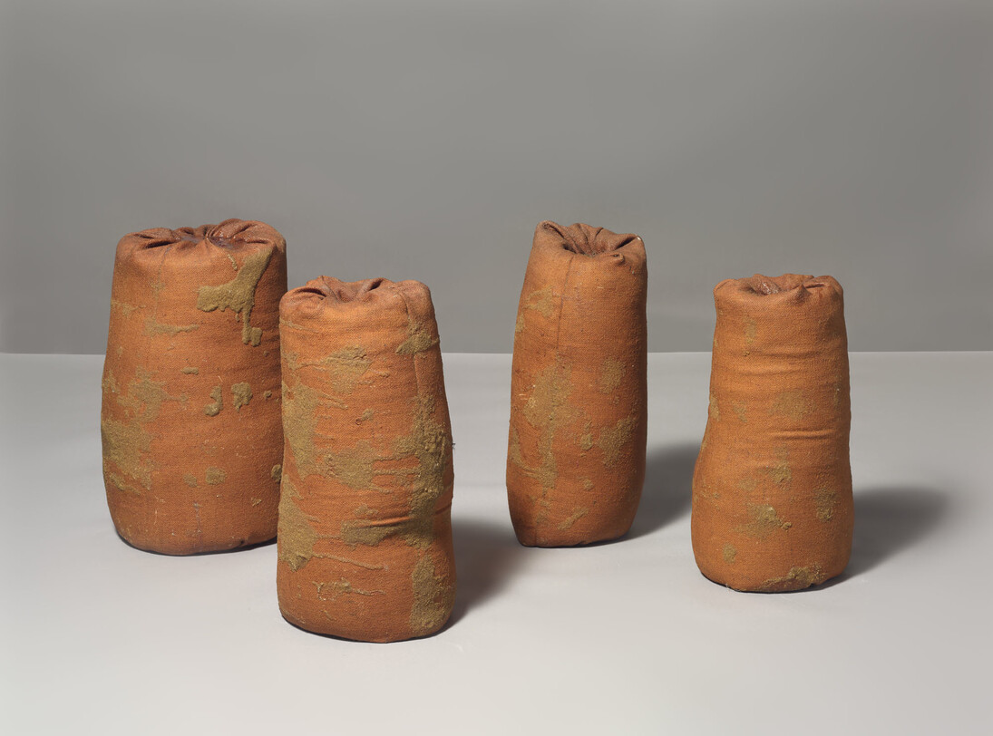 Barry Flanagan, 4 rahsb 2 ’67, 1967, Hessian, stand, resin (4 parts), 36 x 48 x 48 in / 91.4 x 121.9 x 121.9 cm © The Estate of Barry Flanagan, 2015