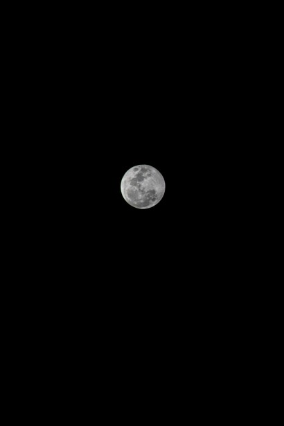 A lua brilha no céu noturno como um farol celestial