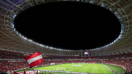 Estádio de futebol lotado de torcedores em início de campeonato da temporada