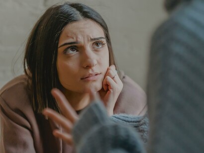 Mulher expressando frustração