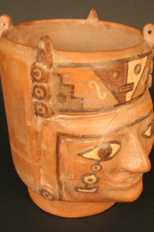 Vaso retrato
Materiales: Cerámica
Medio. 700- 1100 d.C.
Medidas: 180 mm de alto