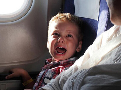 Algunas aerolíneas habilitan espacios en los que se prohíbe el acceso a los más pequeños