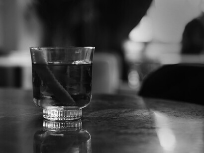 El boliche tenía distintos ritmos según la hora del día, y al anochecer era su hora más concurrida y donde aparecía su distinguida clientela