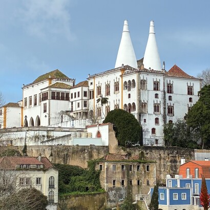 Il “Palácio da Vila” (o Palazzo Nazionale di Sintra), con i caratteristici comignoli, Sintra, Portogallo. Foto di Flavius Roversi