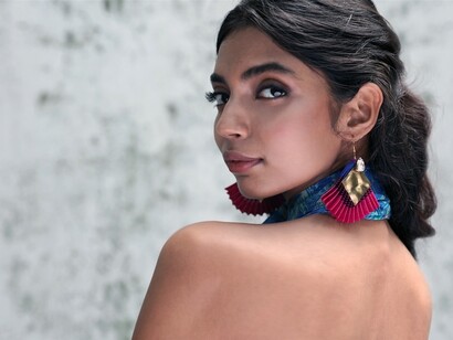 Il marchio di accessori e abbigliamento I was a Sari distribuito da Oxfam Italia dona nuova vita agli abiti femminili tradizionali dismessi