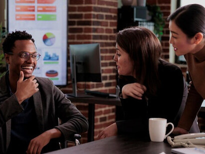 In a hybrid office setup, employees collaborate in real time via AI-powered virtual meeting software, reflecting the growing trend of remote work that bridges global teams