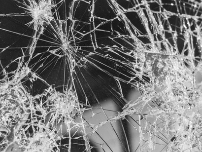 Specchio rotto. Tra buona sorte e sventura: incontri sfortunati e riti di scongiuro nelle superstizioni comuni