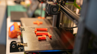 Piezas impresas con una impresora 3D. Algunos de los modelos empleados son generados por IA, por lo que se le permite tener errores