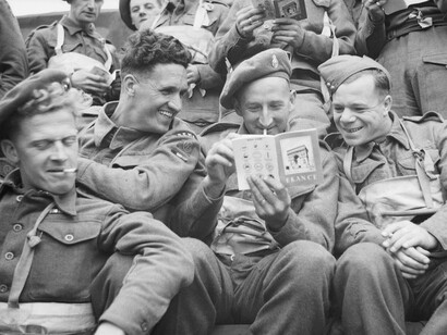 Soldati cercano di trovare svago nella lettura durante l'Operazione Overlord del 1944