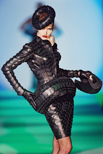 Patrice Stable. Tenue : Thierry Mugler, collection Les Insectes, haute couture printemps-été 1997. Tailleur en cuir et caoutchouc réalisé en collaboration avec Abel Villareal. Photo : © Patrice Stable.