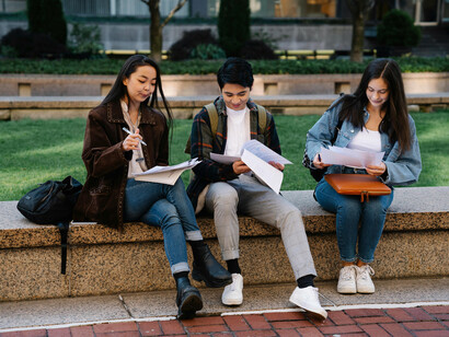 Estudantes universitários. Como se costuma dizer na gíria “entrar no curso é fácil, difícil mesmo é sairmos dele”