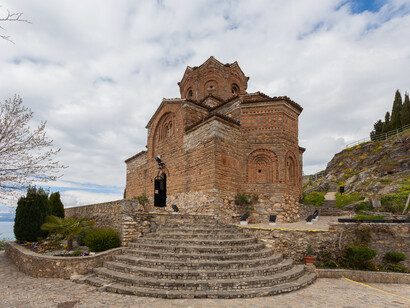 Numerosos macedonios con abuelos, progenitores o familia montenegrina, serbia o croata, que se identifican a la vez como macedonios. La iglesia de San Juan en la playa de Kaneo, del siglo XIII, en el acantilado sobre el lago Ohrid, 2014 en Macedonia del Norte