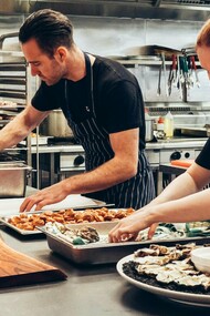 Equipe de restaurante prepara pedido. Muitos acreditam que é um trabalho que envolve muita criação de novos pratos e ideias, mas isso só é a realidade de quem comanda a cozinha, não de seus cozinheiros