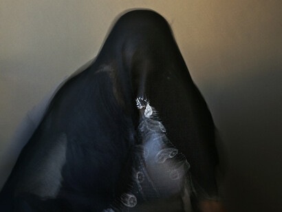 Kathryn Cook, An unnamed woman changes her headscarf at their home in Adiyaman, Turkey. Her husband, who converted to Christianity several years ago, is publicly Armenian. She, however, wishes to remain living as a Muslim even though she knows her origins. (dettaglio)