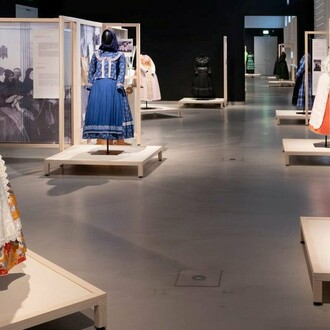 Heavy fabric. Women, traditional costume, life stories, exhibition view. Courtesy of Museum Europäischer Kulturen