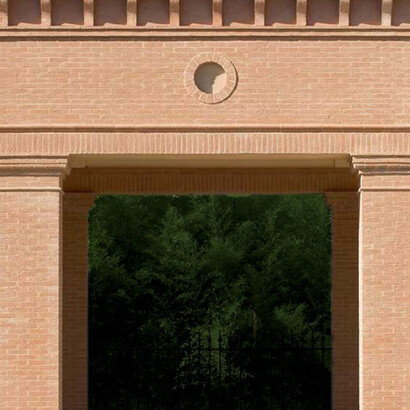 Dettaglio del colonnato della Corte Centrale del Labirinto della Masone, Fontanellato (Parma), Italia (credits: labirintodifrancomariaricci.it)