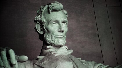 A statue of Abraham Lincoln