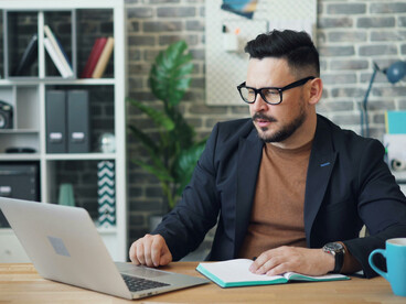 Derrière l’écran, il y a surtout l’épuisement qu’on ne voit pas