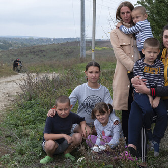 Frank Gaudlitz, Natascha J., 36, with her children Aurica, 13, Timur, 10, Beata 7, Mark, 4, and her sister-in-law Marina K., 24, with their son Bogdan, 5, from Winnyzja, Ukraine. Housing for refugees, Dondușeni, Moldova, 10/2022. Courtesy of Museum Europäischer Kulturen
