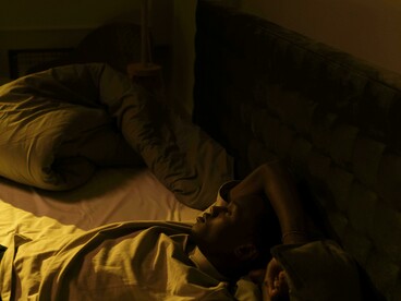 Outros seguem no movimento oposto. Trabalham, viajam, saem, postam. A vida parece cheia, organizada, até interessante. Mas quando o dia termina, a sensação é outra. Deitam a cabeça no travesseiro e percebem que nada disso sustenta de verdade. Existe uma espécie de vazio que não desaparece, mesmo quando tudo parece estar no lugar. É como se a vida estivesse sendo vivida por fora, enquanto, por dentro, algo não acompanha