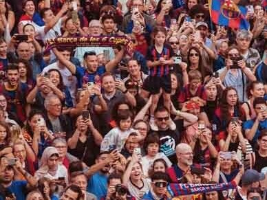 Une partie d'une photographie montrant des foules de supporters du FC Barcelone à la Plaça Sant Jaume, 26 mai 2024