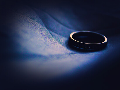 El anillo como recuerdo de una historia que no pudo ser. Vulnerable me derrumbo, en ruinas me desato, me niego y me revelo, protesto