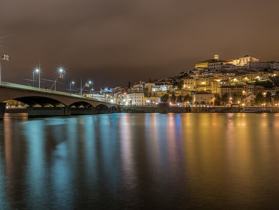 Lisboa, Portugal. O que mais me encantava era o contraste entre a pressa da cidade e o ritmo tranquilo de quem vive perto do mar. Nos meus dias de folga, pegava o trem e ia até Cascais, onde o Atlântico se estende como um abraço sem fim. Caminhar pelo calçadão, sentir o cheiro do sal, ver o pôr do sol tingindo o céu de dourado  era como respirar pela primeira vez depois de muito tempo. Ali, eu pensava em tudo o que tinha deixado no Brasil, mas também sentia uma gratidão imensa por estar onde estava