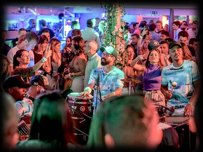 Festa de Pagode em um bar em Lisboa, Portugal