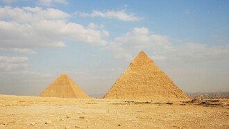 Piramidi di Khufu (curiosamente è la più piccola nell’immagine) e di Khafra viste dal “Terzo livello”