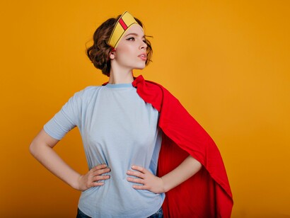 Mulher fantasiada de super-heroína. E se essa foi a sua experiência, não é surpresa que você tenha se tornado uma “salvadora”. Você aprendeu que o amor é uma resposta ao esforço, e não algo que você recebe só por ser quem é